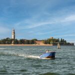 Un motoscafo si allontana dall'isola di san Lazzaro degli armeni, Venezia