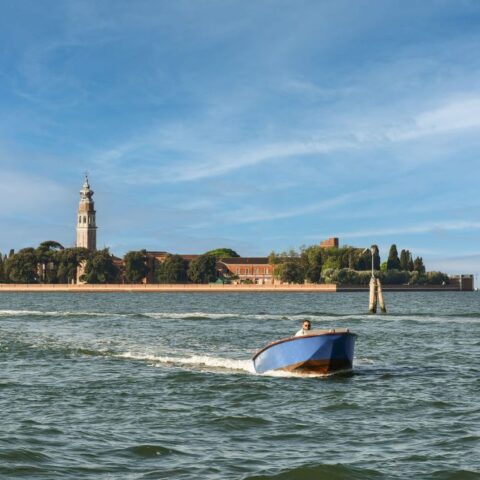 Un motoscafo si allontana dall'isola di san Lazzaro degli armeni, Venezia