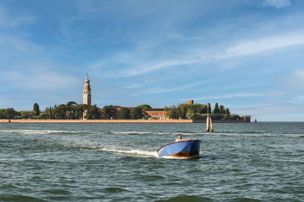 Un motoscafo si allontana dall'isola di san Lazzaro degli armeni, Venezia