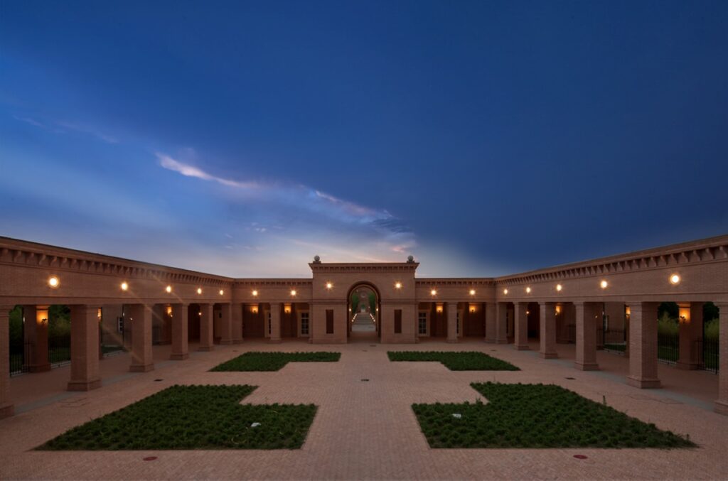 La corte centrale al tramonto
