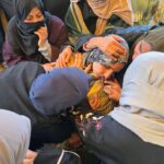 Donne palestinesi salutano i corpi di tre ragazze e un paramedico uccisi durante un attacco aereo a Khan Younis, nella Striscia di Gaza meridionale, 4 febbraio 2026