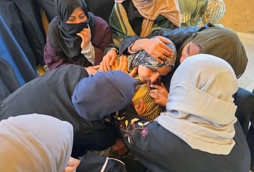 Donne palestinesi salutano i corpi di tre ragazze e un paramedico uccisi durante un attacco aereo a Khan Younis, nella Striscia di Gaza meridionale, 4 febbraio 2026
