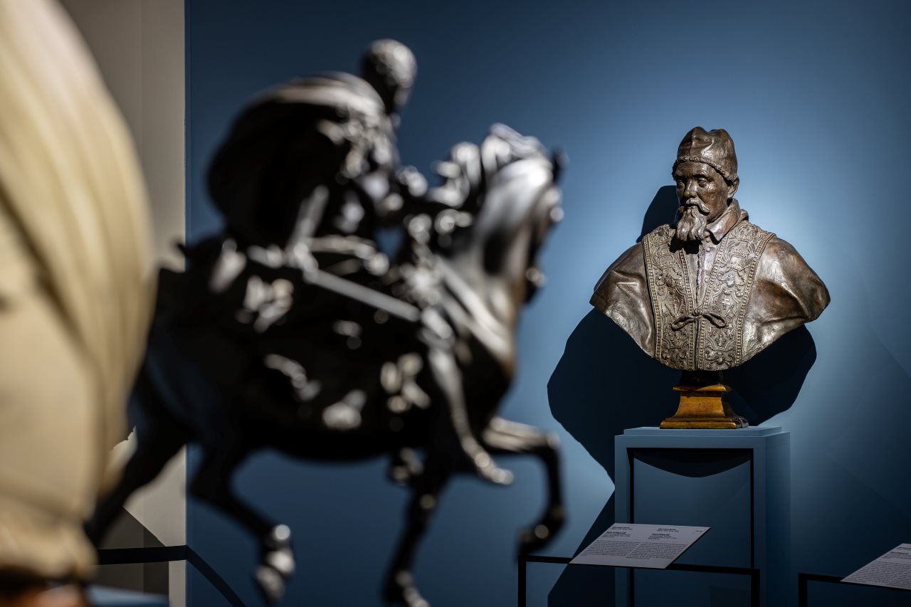 La sacra bellezza: a Roma Bernini e i Barberini: L'allestimento della mostra, sullo sfondo il busto di Urbano VIII