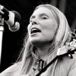 Asfalto sul paradiso. Joni Mitchell e Bob Dylan sul “grande taxi giallo”: Joni Mitchell in un concerto del 1972