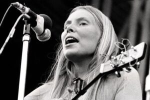 Asfalto sul paradiso. Joni Mitchell e Bob Dylan sul “grande taxi giallo”: Joni Mitchell in un concerto del 1972