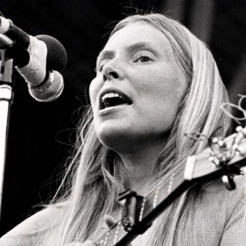 Asfalto sul paradiso. Joni Mitchell e Bob Dylan sul “grande taxi giallo”: Joni Mitchell in un concerto del 1972