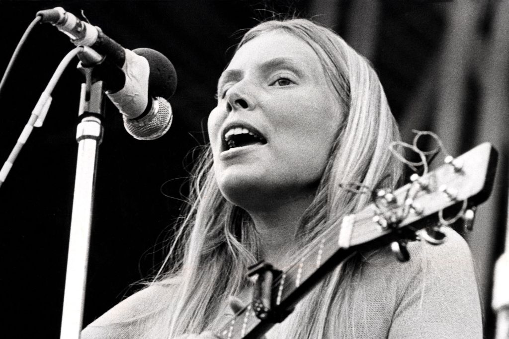 Asfalto sul paradiso. Joni Mitchell e Bob Dylan sul “grande taxi giallo”: Joni Mitchell in un concerto del 1972