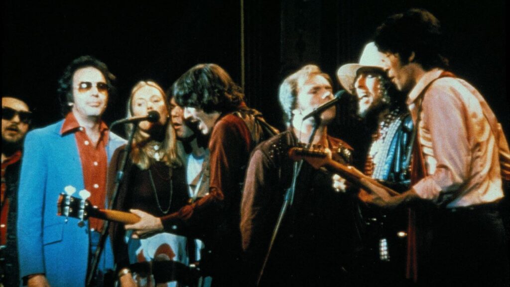 Asfalto sul paradiso. Joni Mitchell e Bob Dylan sul “grande taxi giallo”: Una scena di "The Last Waltz", di Martin Scorsese, 1978. Nello scatto: Dr. John, Neil Diamond, Joni Mitchell, Neil Young., Rick Danko, Van Morrison, Bob Dylan , Robbie Robertson