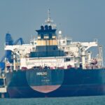 La petroliera Shenlong Suezmax, battente bandiera liberiana, è stata la prima petroliera ad aver superato il blocco marittimo nello Stretto di Hormuz. È attraccata l’11 marzo al porto di Mumbai