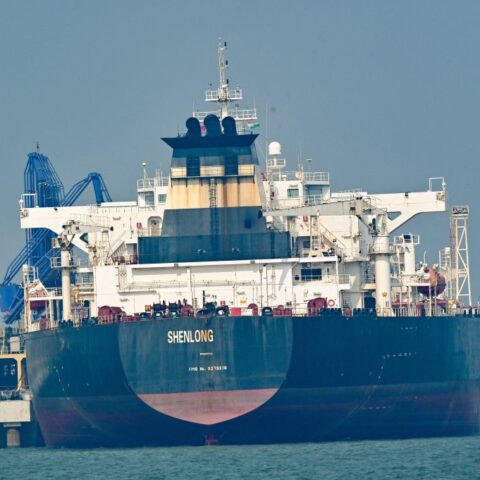 La petroliera Shenlong Suezmax, battente bandiera liberiana, è stata la prima petroliera ad aver superato il blocco marittimo nello Stretto di Hormuz. È attraccata l’11 marzo al porto di Mumbai