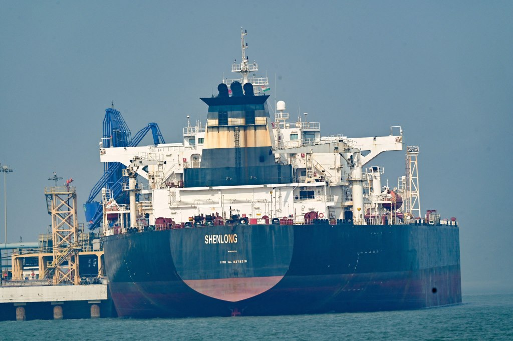 La petroliera Shenlong Suezmax, battente bandiera liberiana, è stata la prima petroliera ad aver superato il blocco marittimo nello Stretto di Hormuz. È attraccata l’11 marzo al porto di Mumbai