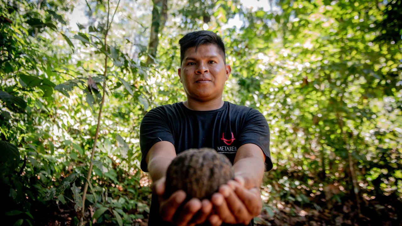 un membro di una comunità indigena in amazzonia