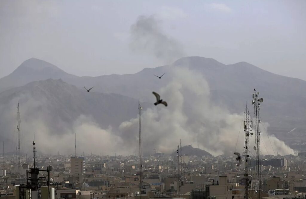 Iran, guerra aperta dopo i raid: Il cielo di Teheran durante l'attacco, 28 febbraio 2026