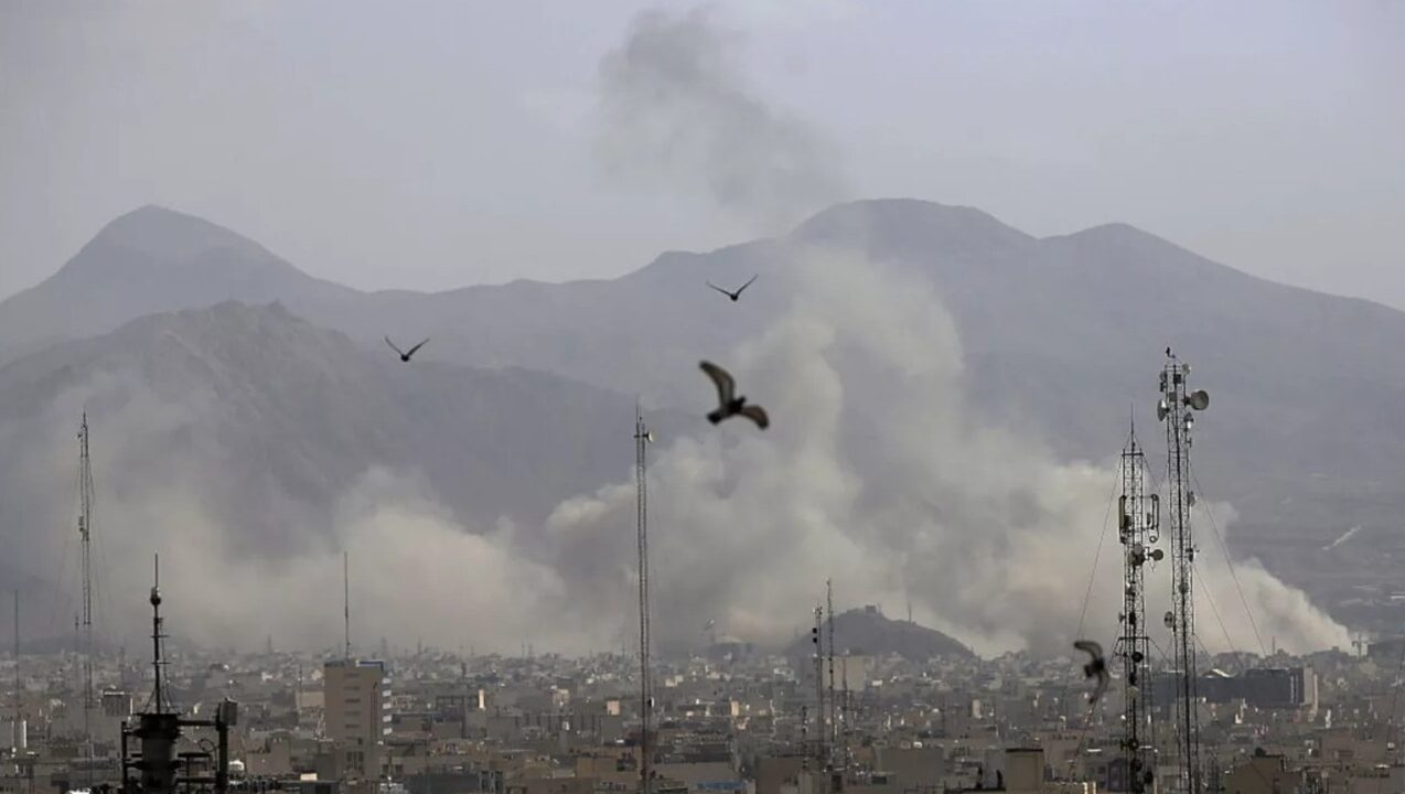 Iran, guerra aperta dopo i raid: Il cielo di Teheran durante l'attacco, 28 febbraio 2026