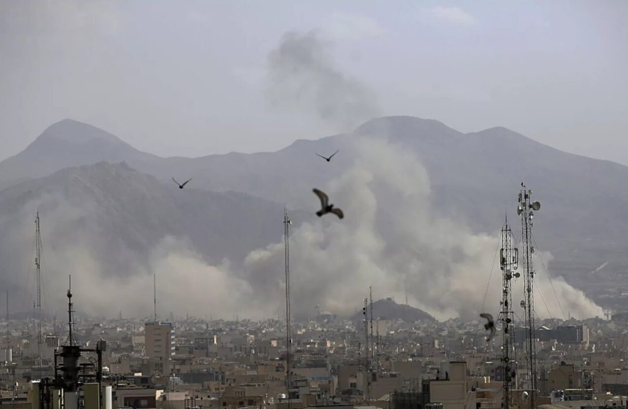 Iran, guerra aperta dopo i raid: Il cielo di Teheran durante l'attacco, 28 febbraio 2026