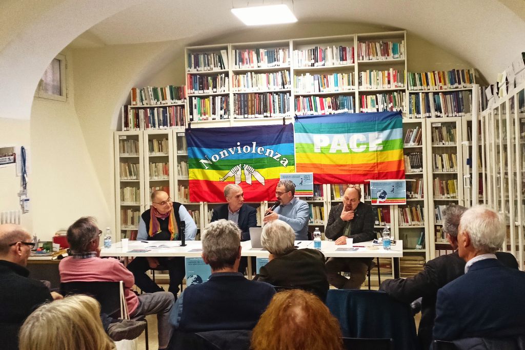 La conferenza stampa di presentazione della proposta di legge per la Difesa civile, non armata e nonviolenta. Al tavolo Rossano Salvatore, Giulio Marcon, Francesco Vignarca, Mao Valpiana