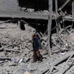 Un professore della “Sharif University of Technology” visita un edificio per le tecnologie dell’informazione e della comunicazione colpito da un attacco aereo statunitense-israeliano, Teheran, 7 aprile 2026.