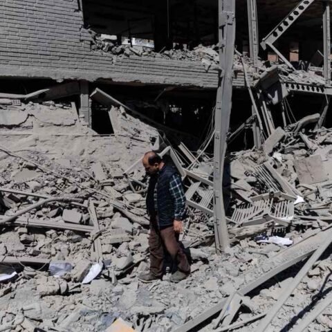 Un professore della “Sharif University of Technology” visita un edificio per le tecnologie dell’informazione e della comunicazione colpito da un attacco aereo statunitense-israeliano, Teheran, 7 aprile 2026.