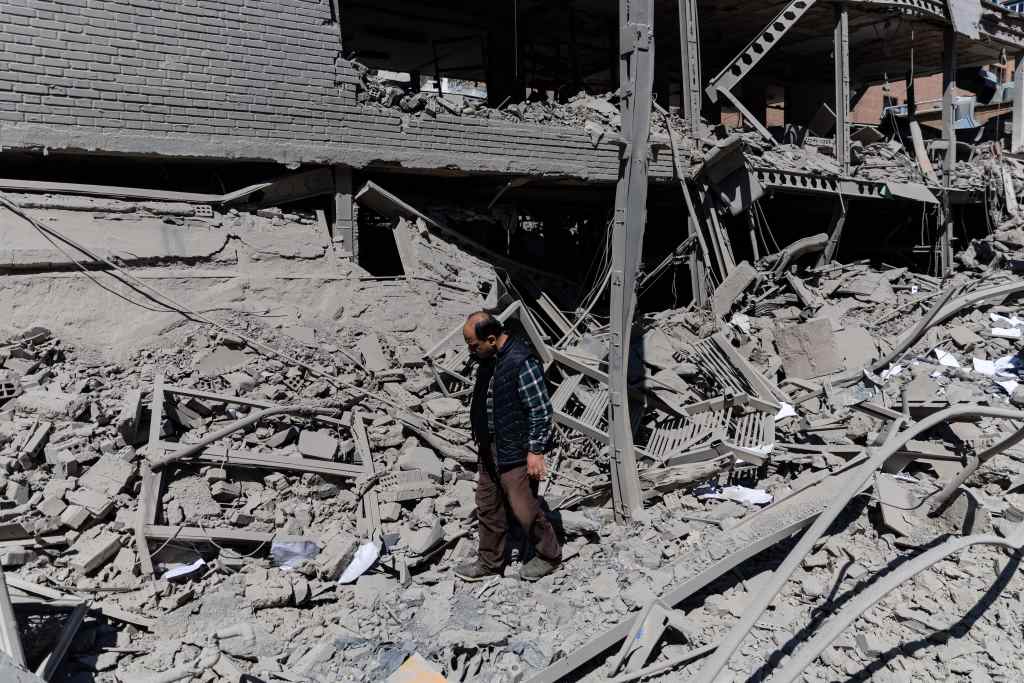Un professore della “Sharif University of Technology” visita un edificio per le tecnologie dell’informazione e della comunicazione colpito da un attacco aereo statunitense-israeliano, Teheran, 7 aprile 2026.