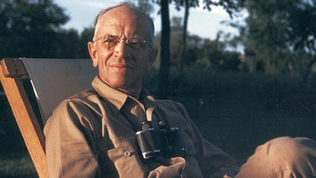 Aldo Leopold su una sedia a sdraio in un ambiente naturale 