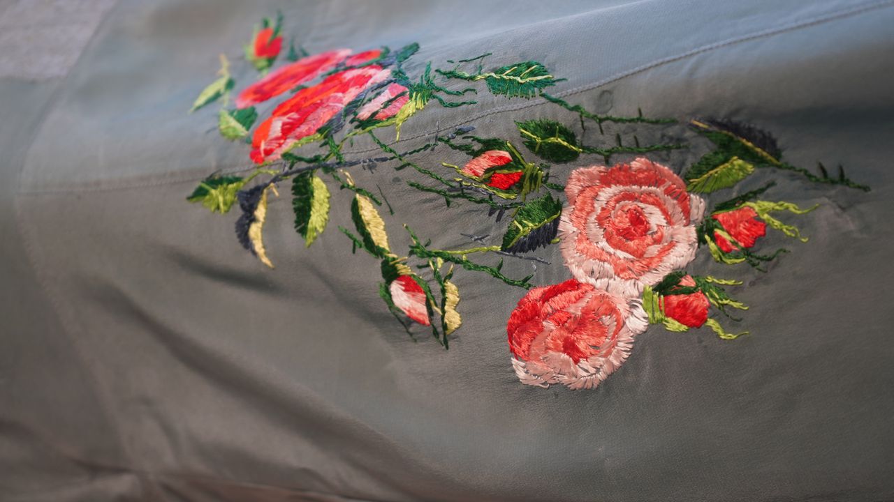 Aurora dita di rosa, creazione di Telling Roses