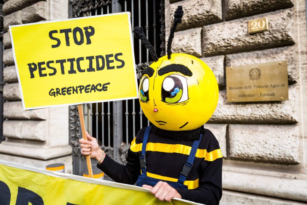 mobilitazione greenpeace contro i pesticidi