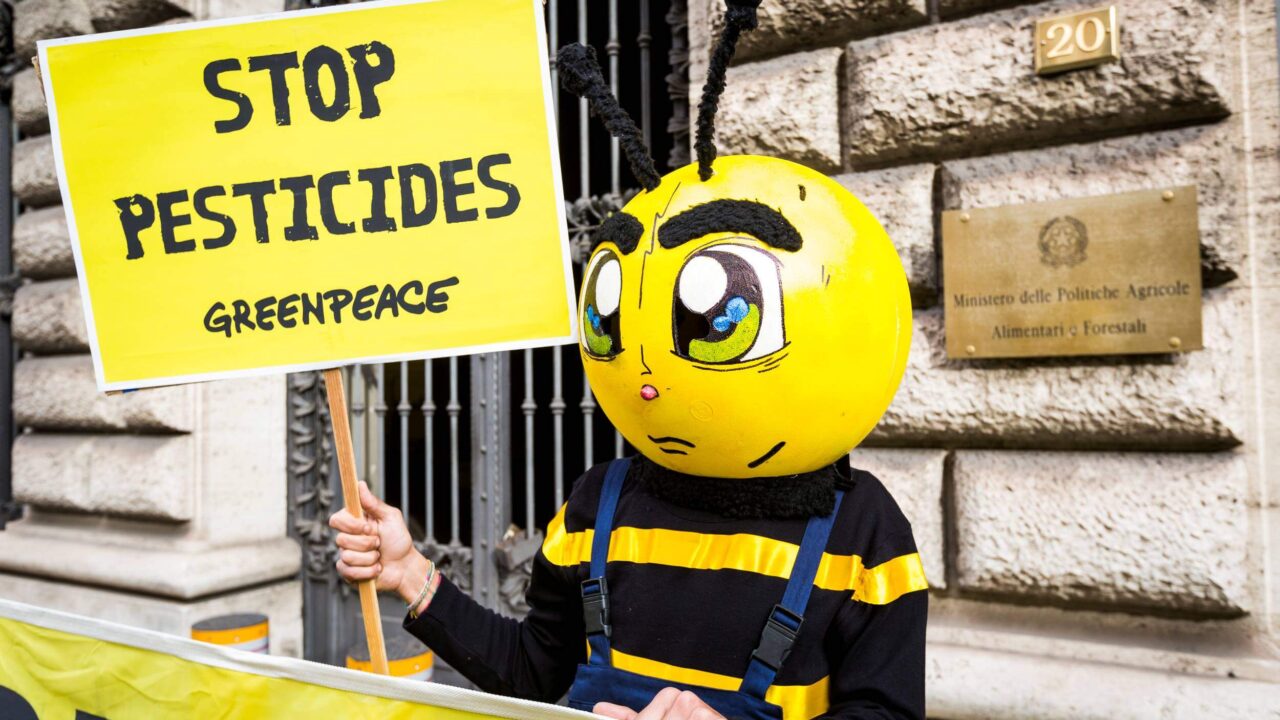 mobilitazione greenpeace contro i pesticidi