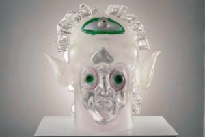 Wu Jian'an, "Invisible Faces-Three-eyed Hero". Vetro soffiato a mano e argento, 2019. Foto: Francesco Allegretto