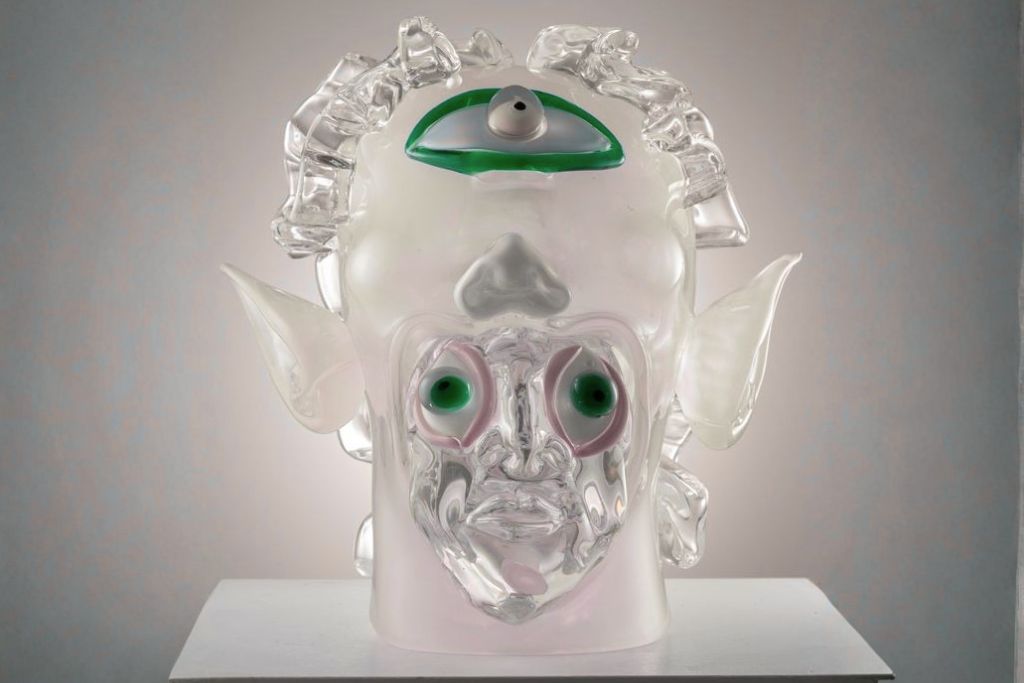 Wu Jian'an, "Invisible Faces-Three-eyed Hero". Vetro soffiato a mano e argento, 2019. Foto: Francesco Allegretto