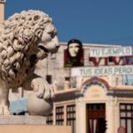 Cuba, la morsa si stringe: L'immagine del Che sotto lo sguardo di un leone a Cienfuegos, Cuba