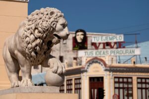 Cuba, la morsa si stringe: L'immagine del Che sotto lo sguardo di un leone a Cienfuegos, Cuba