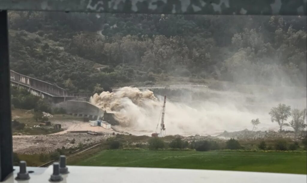 Il Molise e le sue ferite: la diga del Liscione durante l'apertura delle paratie