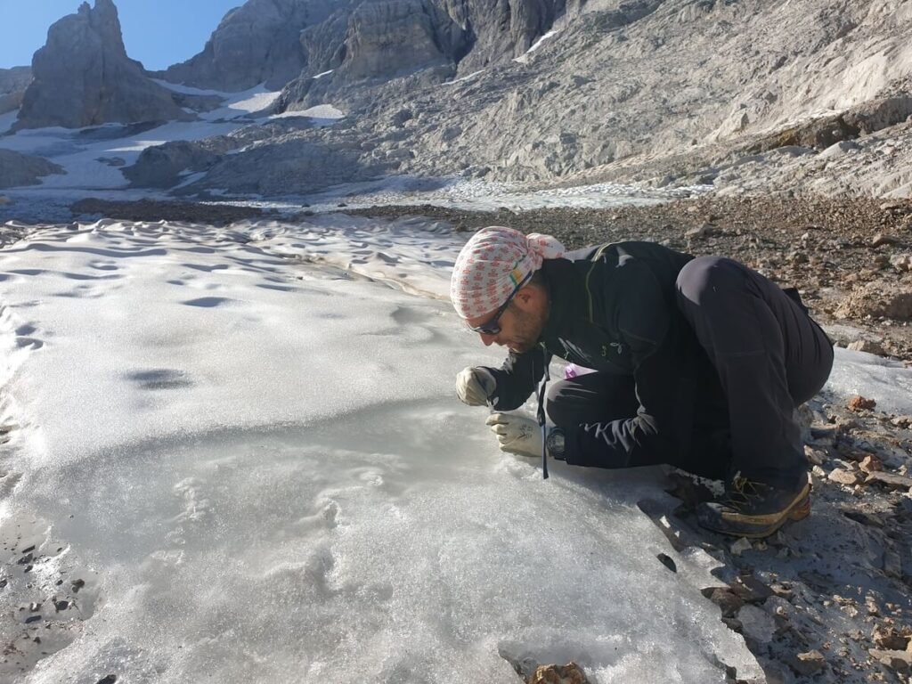 Mauro Gobbi, ecologo ricercatore del MUSE mentre raccoglie dei campioni su ghiacciaio