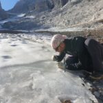 Mauro Gobbi, ecologo ricercatore del MUSE mentre raccoglie dei campioni su ghiacciaio