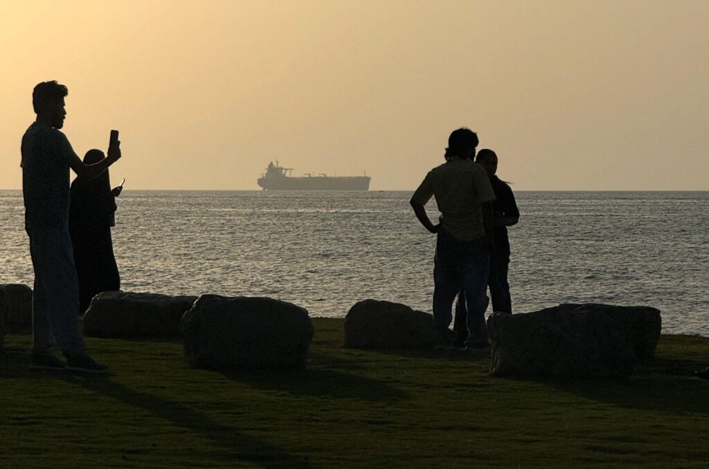 Una nave attende di attraversare lo Stretto di Hormuz nel Mar Arabico al largo di Muscat, Oman, martedì 12 maggio 2026. Foto: Ismael Mohamad, UPI/Alamy Live News