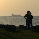 Una nave attende di attraversare lo Stretto di Hormuz nel Mar Arabico al largo di Muscat, Oman, martedì 12 maggio 2026. Foto: Ismael Mohamad, UPI/Alamy Live News