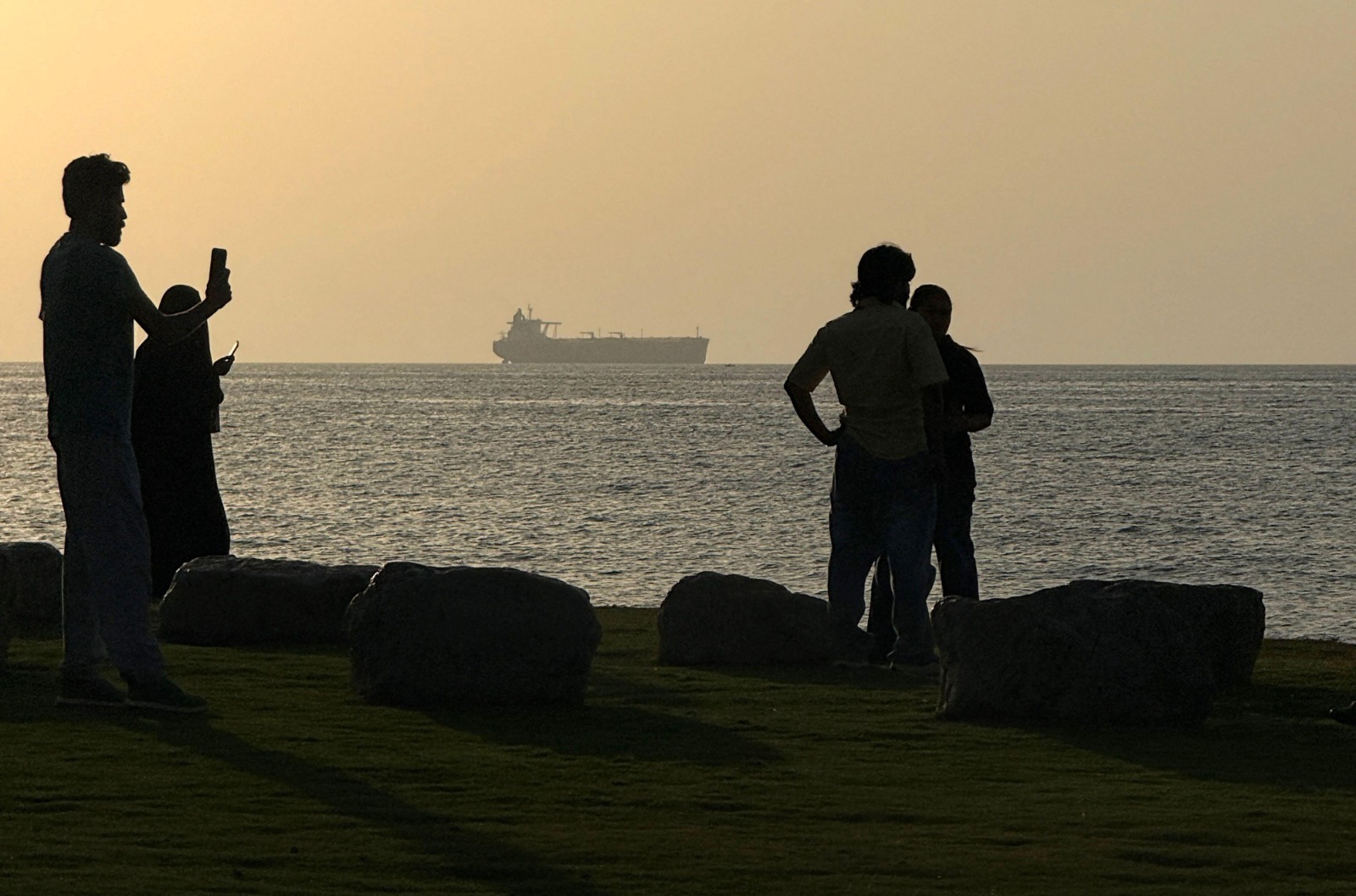 Una nave attende di attraversare lo Stretto di Hormuz nel Mar Arabico al largo di Muscat, Oman, martedì 12 maggio 2026. Foto: Ismael Mohamad, UPI/Alamy Live News