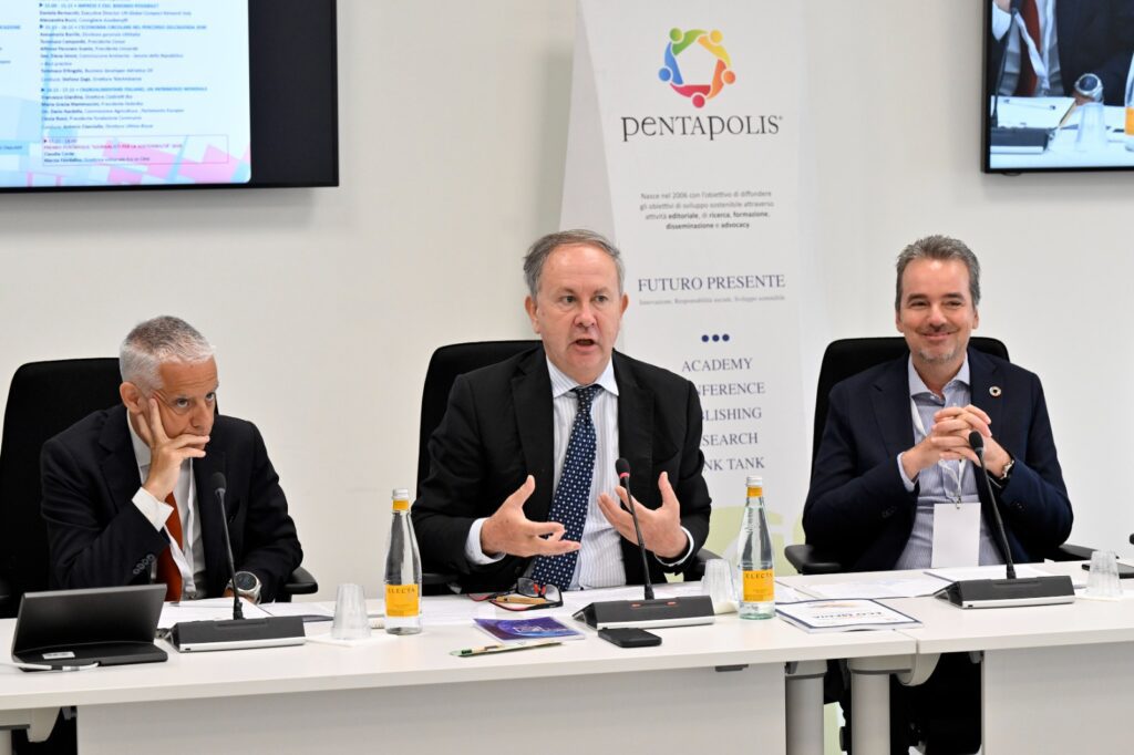 L'apertura degli Stati Generali dell'informazione ambientali. Da destra Massimiliano Pontillo presidente di Pentapolis, Carlo Corazza, direttore Ufficio in Italia Parlamento Europeo, Daniele Moretti SkyTg24