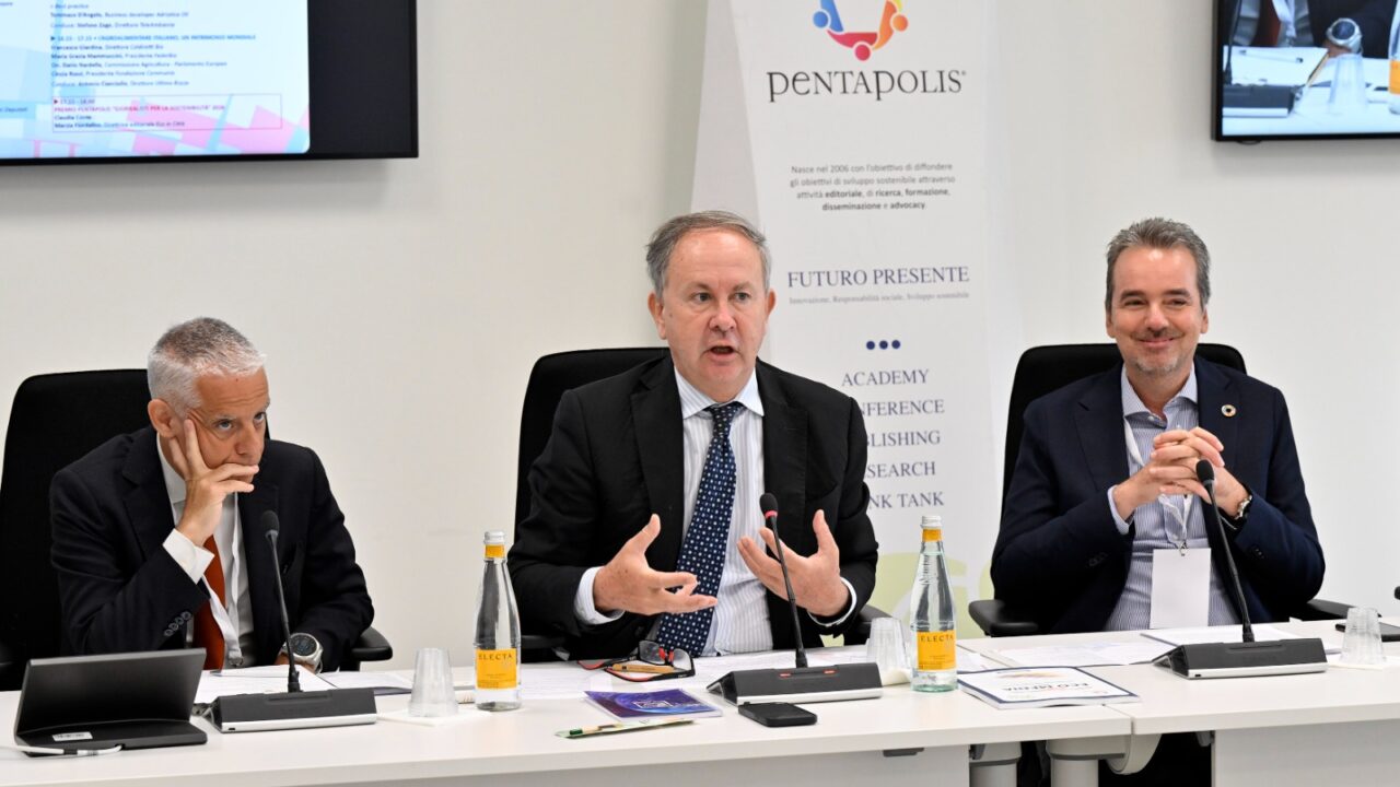 L'apertura degli Stati Generali dell'informazione ambientali. Da destra Massimiliano Pontillo presidente di Pentapolis, Carlo Corazza, direttore Ufficio in Italia Parlamento Europeo, Daniele Moretti SkyTg24