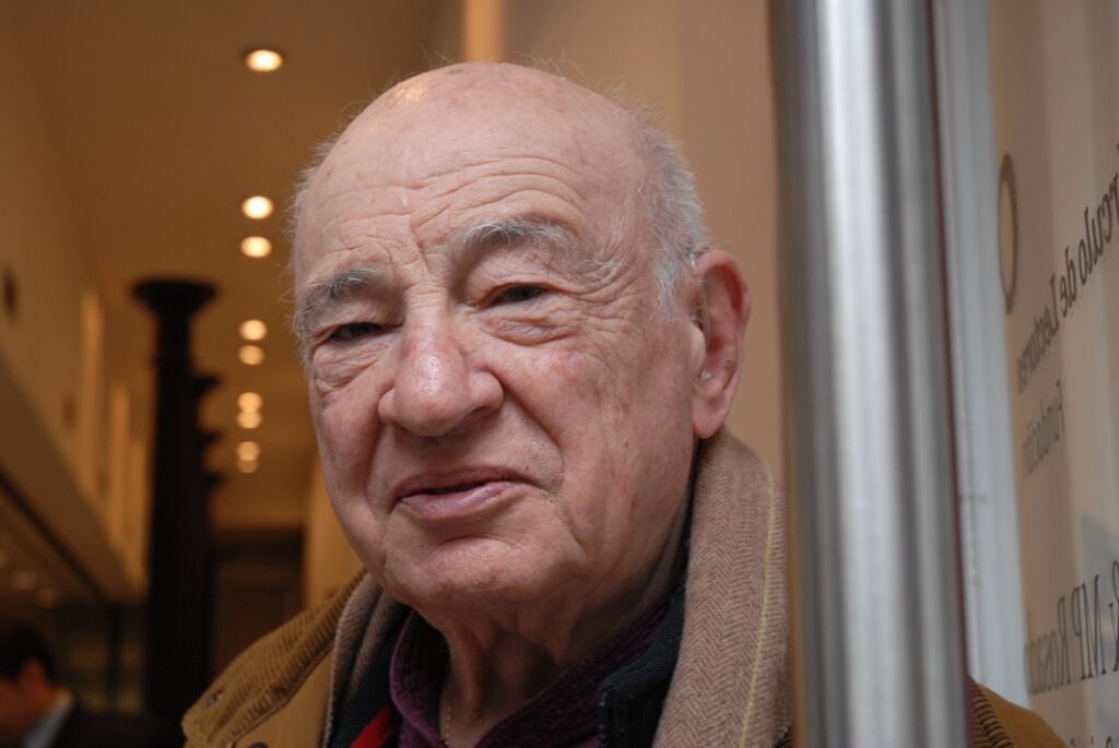 Il filosofo Edgar Morin in primo piano durante un incontro a Barcellona nel 2009.