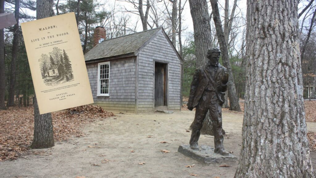 La statua di Henry David Thoreau davanti alla ricostruzione della capanna in cui abitò fra il 1845 e il 1947