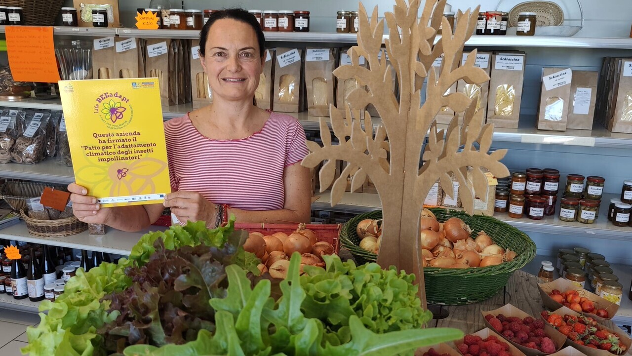 Nadia Torlai, titolare dell'azienda agricola Sottobosco D'Emilia all'interno del punto vendita