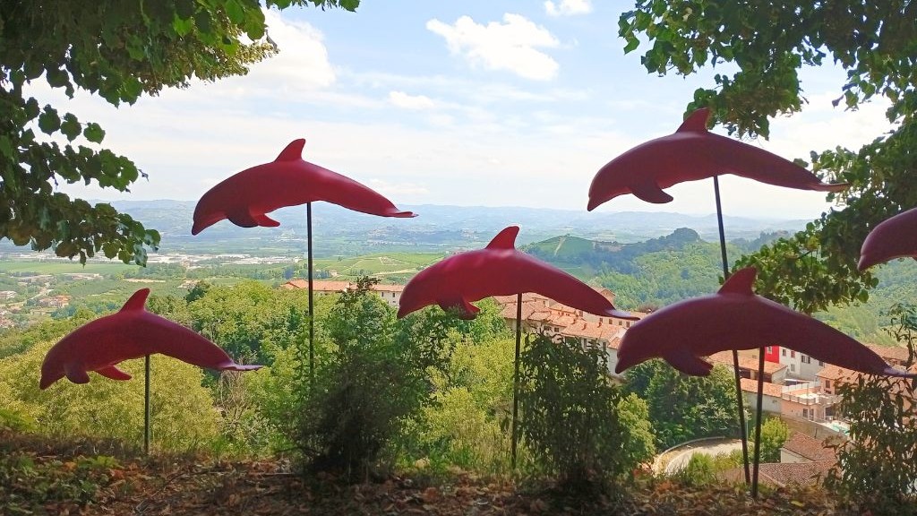 statue di delfini rossi
