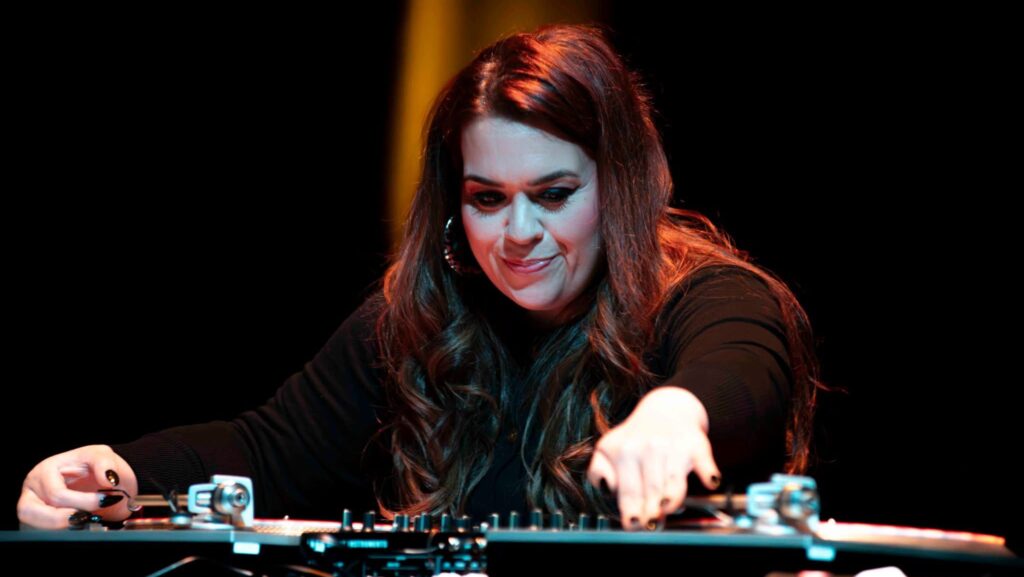 Mariam Rezaei, la biodiversità dei giradischi: la musicista durante un'esecuzione
