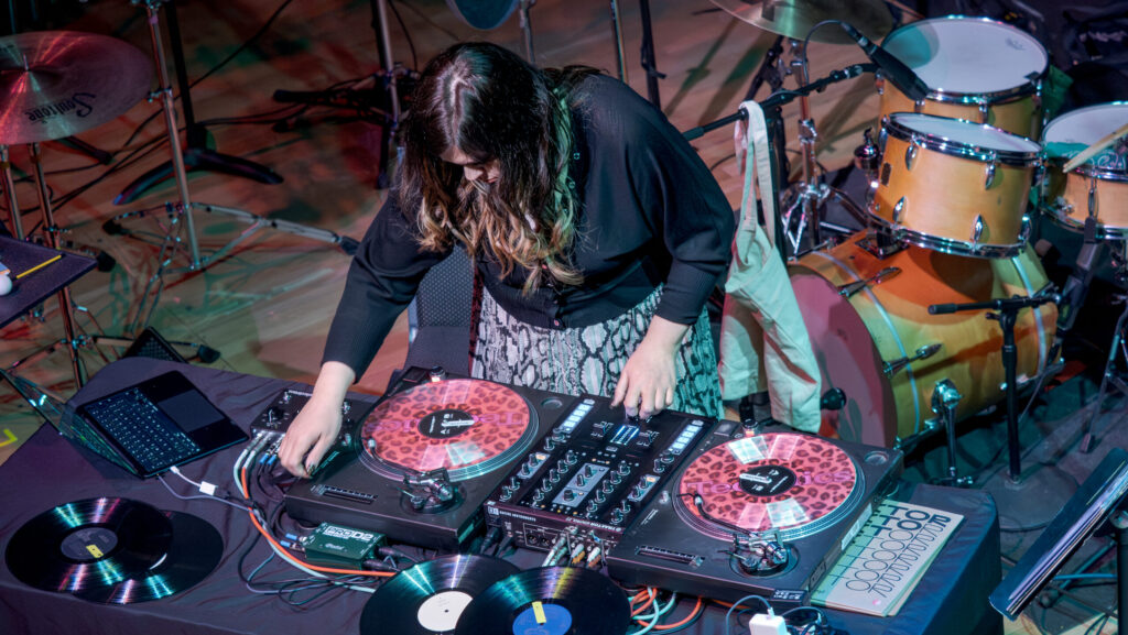 Mariam Rezaei, la biodiversità del giradischi: la musicista durante un'esecuzione, inquadrata dall'alto