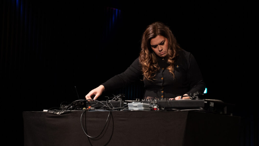 Mariam Rezaei durante un concerto