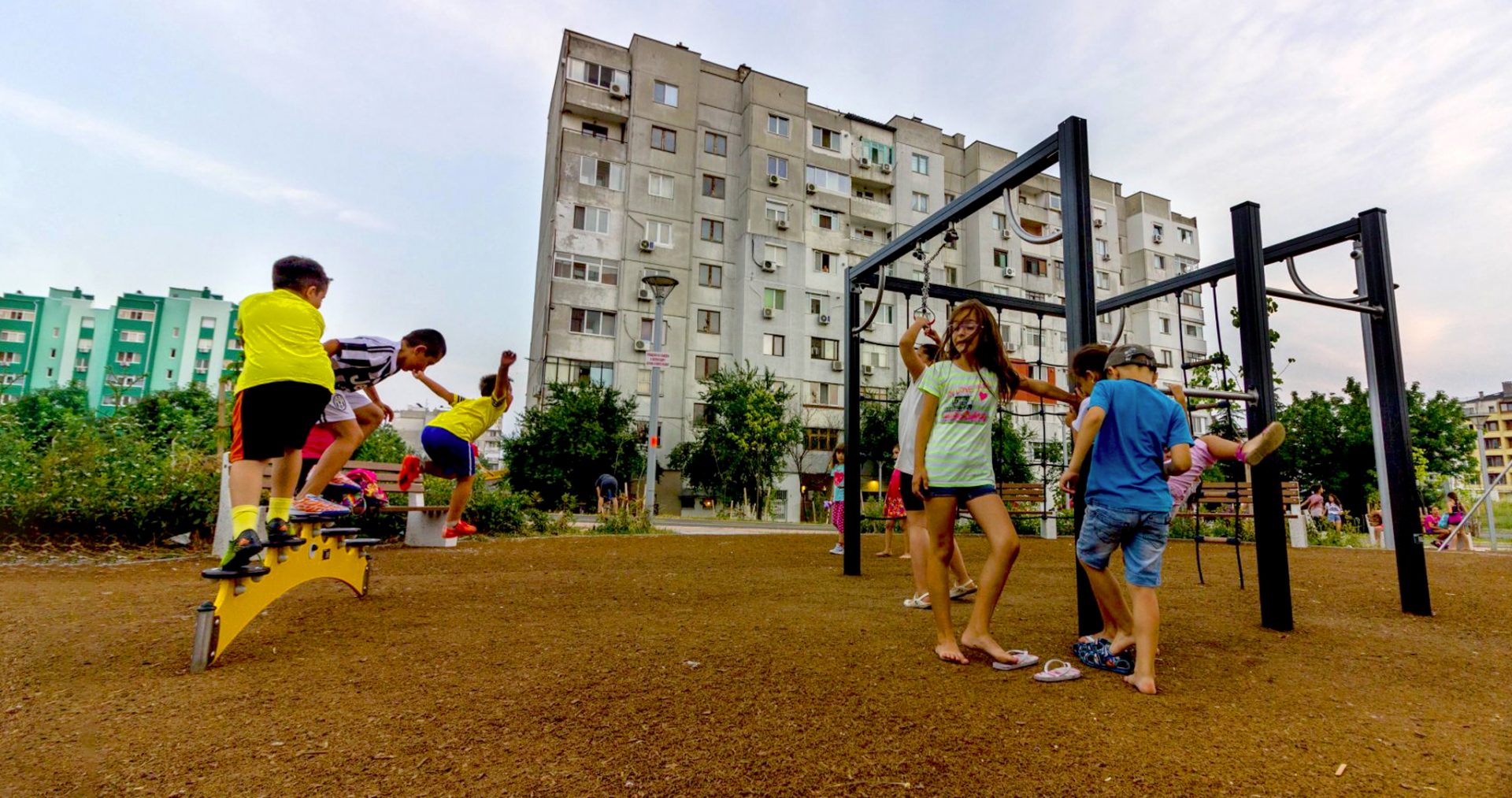 Bambini e ragazzi in parco giochi