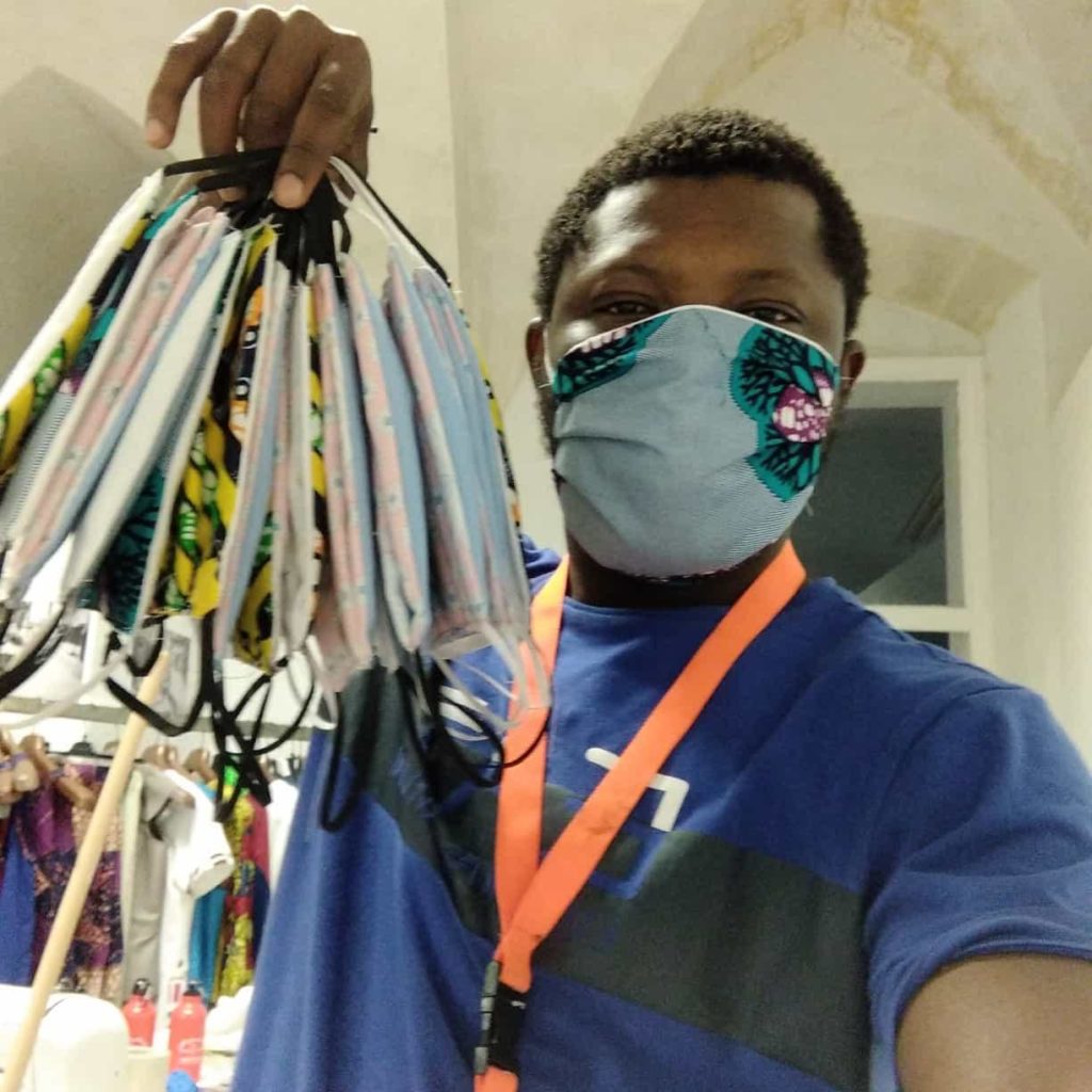 Un ragazzo dello Siproimi/Sprar di Matera mostra le mascherine realizzate nel laboratorio del centro di accoglienza