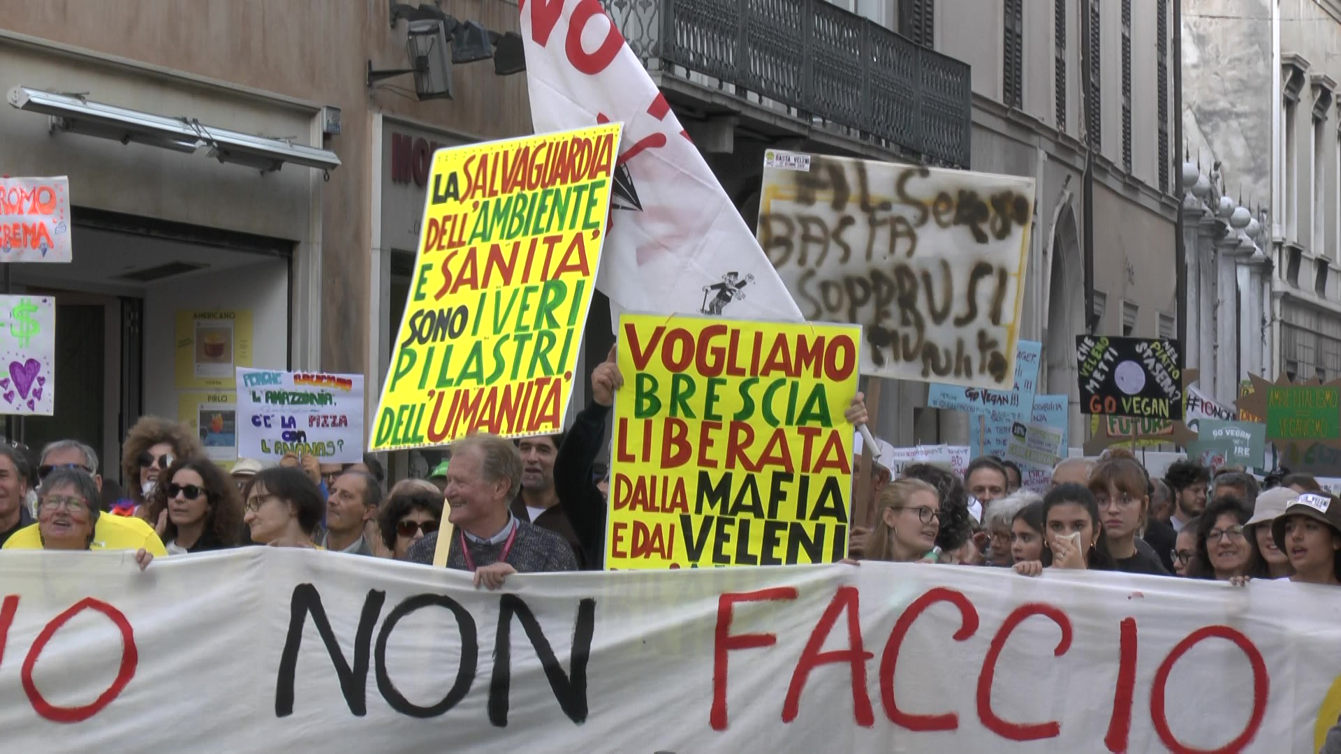 Un fotogramma di Io non faccio finta di niente, il nuovo doc di Rosy Battaglia sui veleni di Brescia