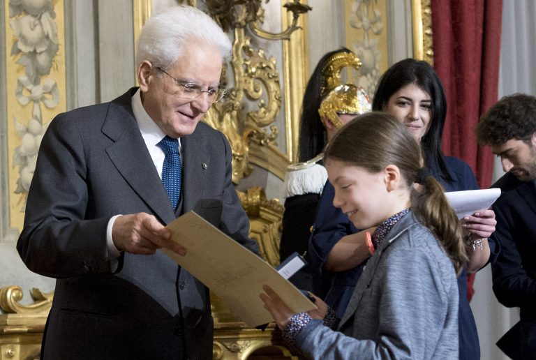 L'aspirante ornitologo riceve il premio dal presidente della Repubblica Mattarella